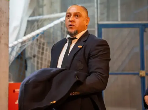 El exjugador del Real Madrid Roberto Carlos, a su llegada al partido de Copa del Rey entre el CF Talavera y Real Madrid en 2025 El exjugador del Real Madrid Roberto Carlos, a su llegada al partido de Copa del Rey entre el CF Talavera y Real Madrid en 2025
