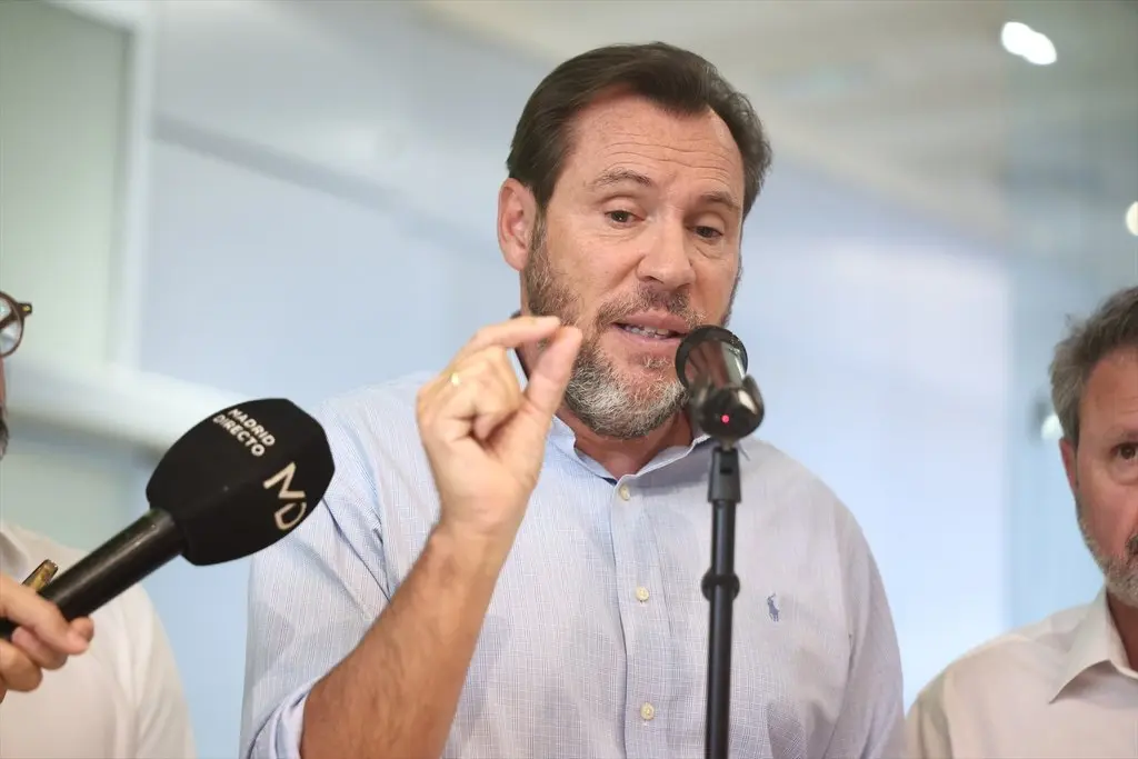 El ministro de Transportes y Movilidad Sostenible, Óscar Puente, durante una rueda de prensa, en el Centro de Gestión de Red H24 de Adif, a 28 de octubre de 2026