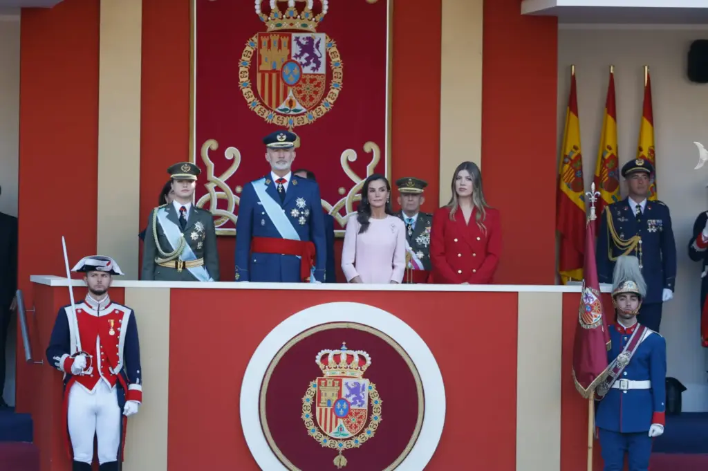 Ni Felipe VI se atrevió: La princesa Leonor destapa el 'secreto mejor guardado' del desfile del 12 de octubre 2 El percance con el Toisón de Oro antes de comenzar el desfile