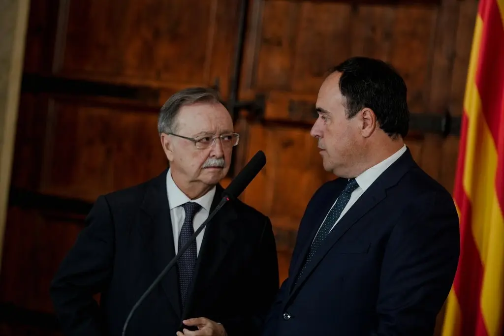 Gobierno central, comunidades autónomas o ayuntamientos: el reparto real de competencias en Vivienda, Sanidad y Educación en España 1 El presidente de la Generalitat Valenciana, Juanfran Pérez Llorca, y el presidente de Ceuta, Juan Jesús Vivas