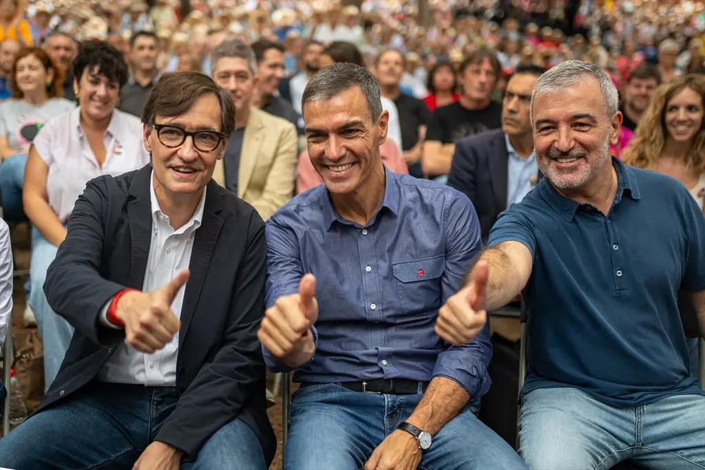 Gobierno central, comunidades autónomas o ayuntamientos: el reparto real de competencias en Vivienda, Sanidad y Educación en España 2 El presidente de la Generalitat de Cataluña, Salvador Illa; el presidente del Gobierno, Pedro Sánchez y el alcalde de Barcelona, Jaume Collboni, cada uno con distintas competencias