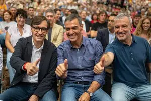 El presidente de la Generalitat de Cataluña, Salvador Illa; el presidente del Gobierno, Pedro Sánchez y el alcalde de Barcelona, Jaume Collboni, cada uno con distintas competencias
