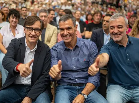 El presidente de la Generalitat de Cataluña, Salvador Illa; el presidente del Gobierno, Pedro Sánchez y el alcalde de Barcelona, Jaume Collboni El presidente de la Generalitat de Cataluña, Salvador Illa; el presidente del Gobierno, Pedro Sánchez y el alcalde de Barcelona, Jaume Collboni, cada uno con distintas competencias