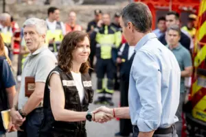 El presidente del Gobierno Pedro Sánchez saluda a la presidenta de la Comunidad de Madrid Isabel Díaz Ayuso