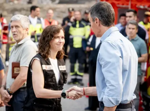 El presidente del Gobierno Pedro Sánchez saluda a la presidenta de la Comunidad de Madrid Isabel Díaz Ayuso El presidente del Gobierno Pedro Sánchez saluda a la presidenta de la Comunidad de Madrid Isabel Díaz Ayuso