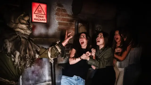 Trabajadores de la Warner y el Parque de Atracciones denuncian múltiples agresiones en Halloween: "No es divertido, es acoso"