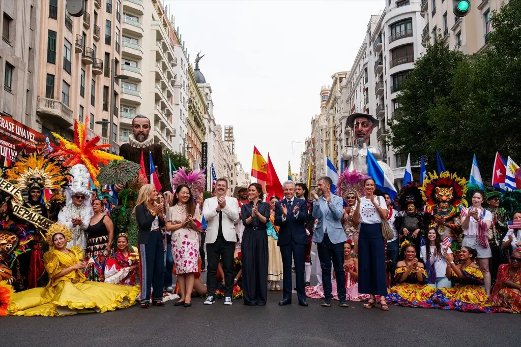 La Comunidad de Madrid emplea casi medio millón de euros en Sebastián Yatra en un Día de la Hispanidad que sigue reduciendo gasto 1 Isabel Díaz Ayuso, presidenta de la Comunidad de Madrid, en una fotografía en la cabalgata por el Día de la Hispanidad 2025