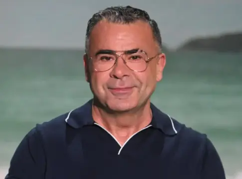 Jorge Javier Vázquez deja sin palabras a Juls Janeiro con una propuesta inesperada para televisión - Telecinco Jorge Javier Vázquez deja sin palabras a Juls Janeiro con una propuesta inesperada para televisión