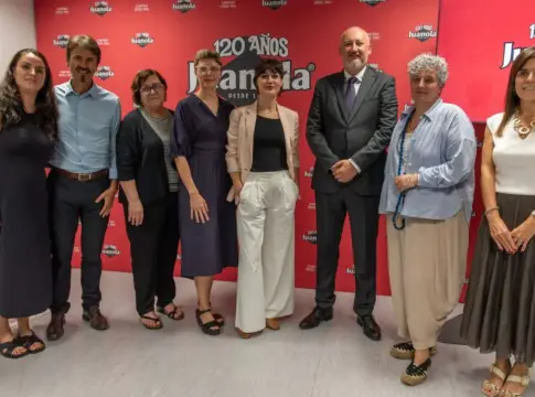 Juanola Representantes del Ayuntamiento de Sant Quirze del Vallès, del Col·legi de Farmacèutics de Barcelona y de Angelini Pharma celebran el 120 aniversario de Juanola