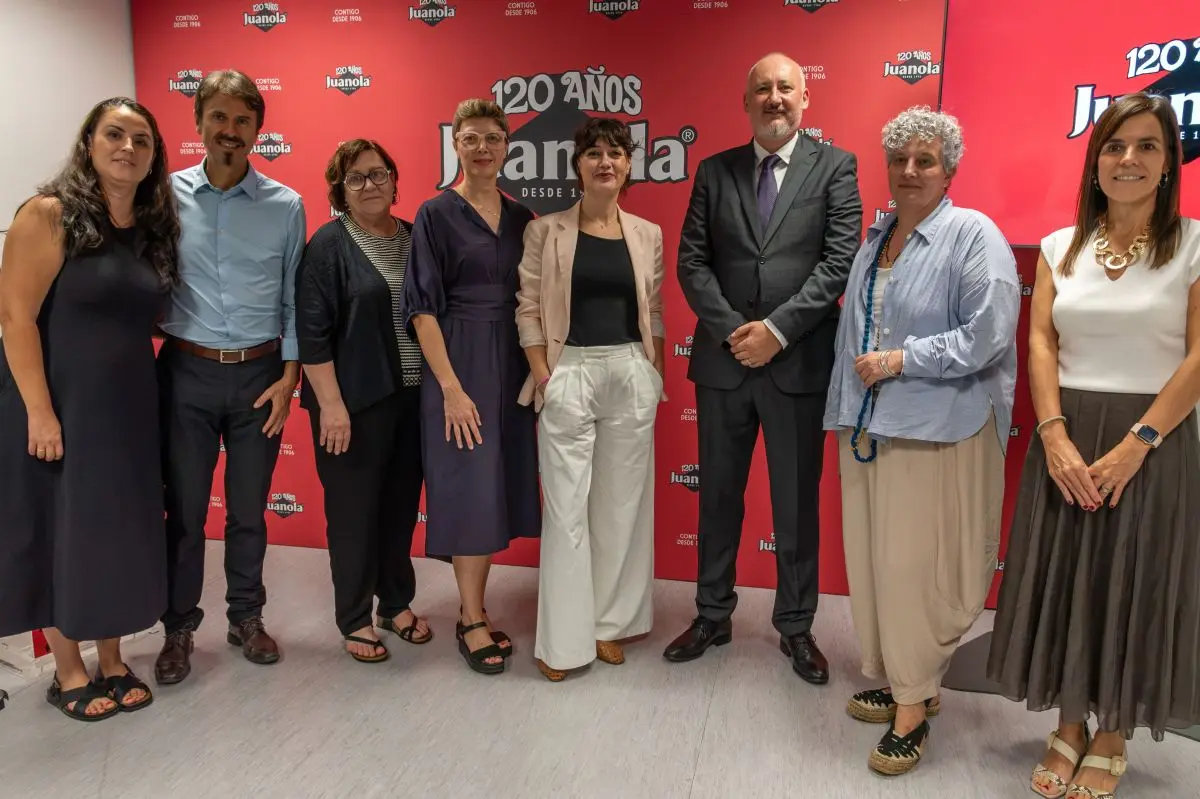 Juanola Representantes del Ayuntamiento de Sant Quirze del Vallès, del Col·legi de Farmacèutics de Barcelona y de Angelini Pharma celebran el 120 aniversario de Juanola