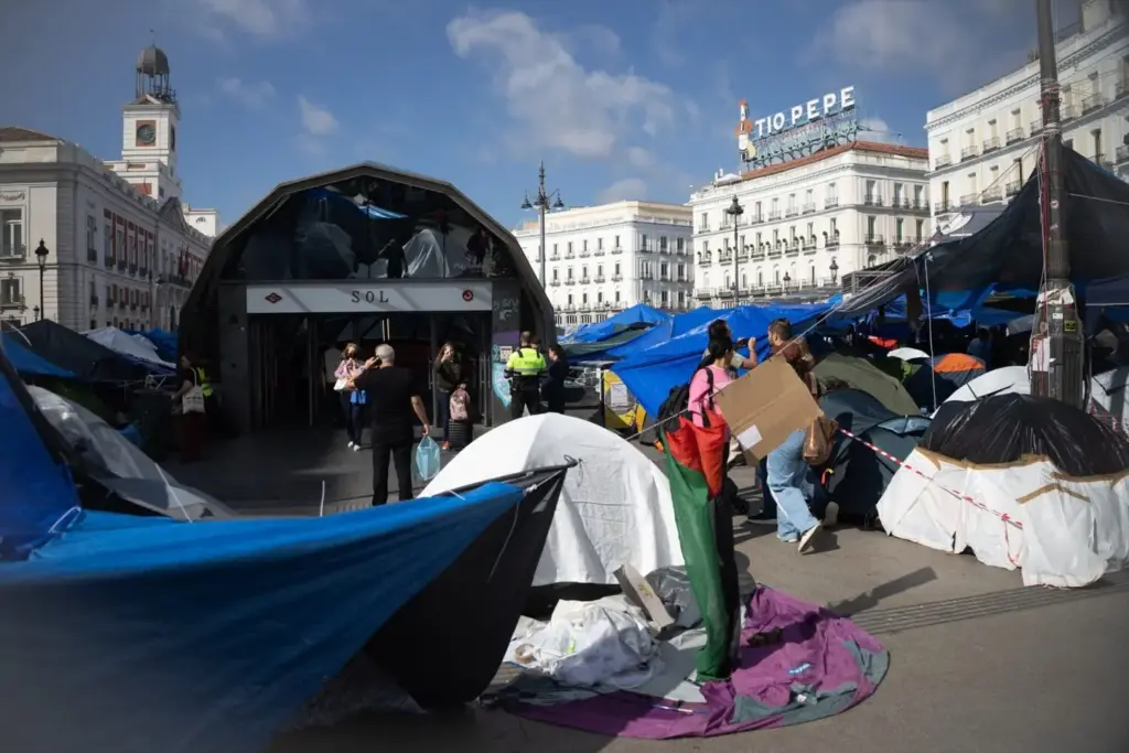 La acampada de Sol genera otro conflicto entre Comunidad de Madrid y Gobierno con Metro y Renfe como armas arrojadizas 1 La ballena de Sol que da acceso a Metro de Madrid y Renfe Cercanías