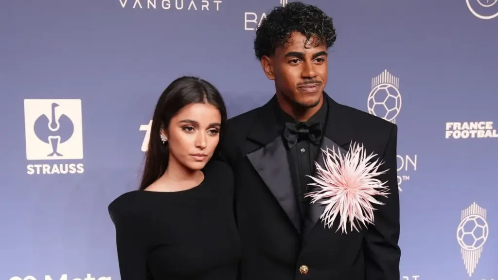 “Llegará mi momento”: Lamine Yamal no se olvida del Balón de Oro y deja claro cuál es su próximo objetivo 2 La celebración de Lamine Yamal junto a Inés García