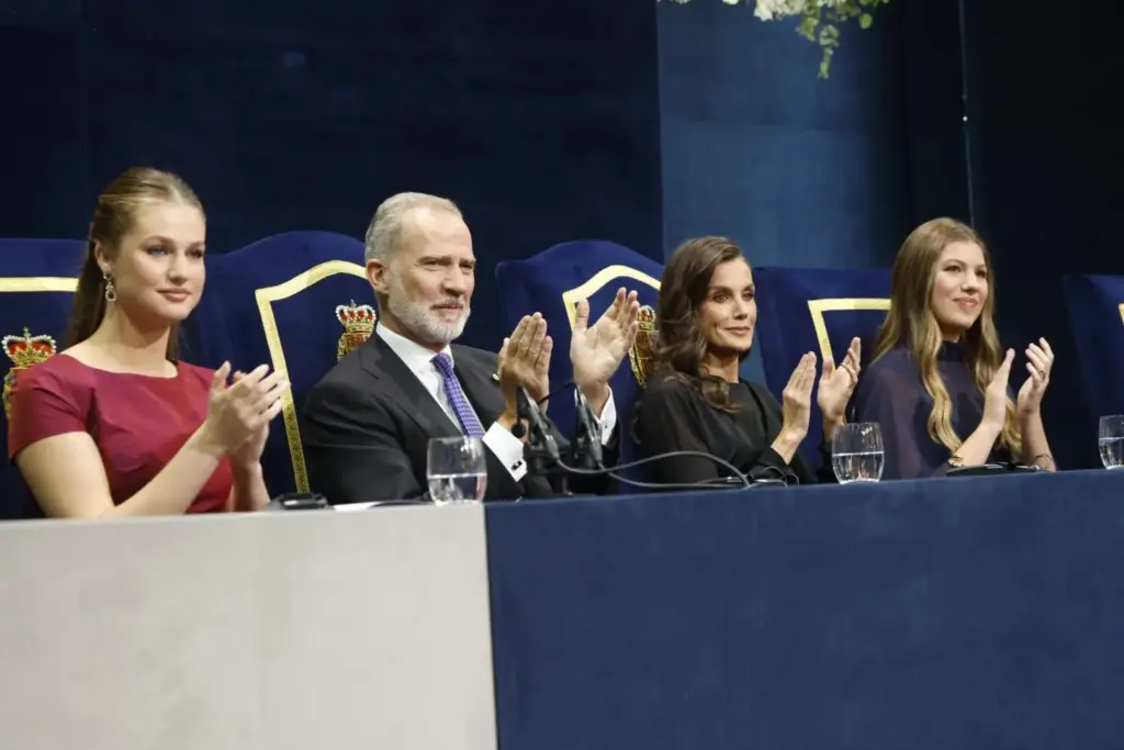 "Lloró de impotencia": Pilar Eyre sentencia a Letizia tras su caída en el barco y lanza una crítica demoledora 3 La prensa destruye a la princesa Leonor por su discurso en Oviedo