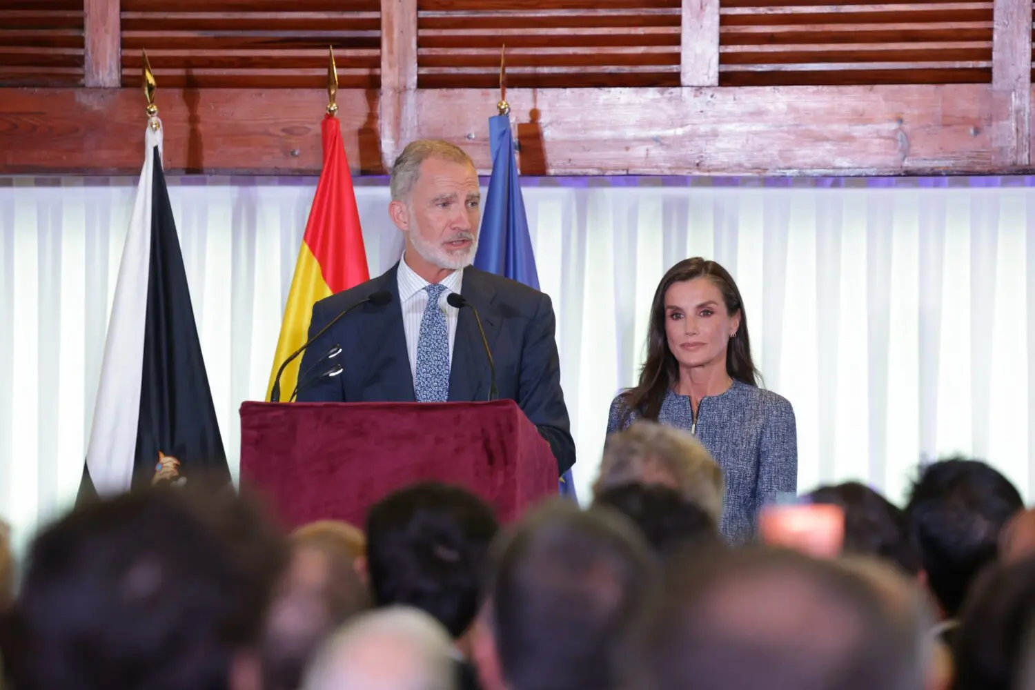La prensa destruye a la reina Letizia tras protagonizar un inesperado tropiezo en Ceuta - Casa de S.M el Rey La prensa destruye a la reina Letizia tras protagonizar un inesperado tropiezo en Ceuta
