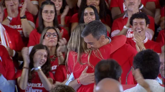 Pedro Sánchez y Begoña Gómez protagonizan una escena que ha llamado la atención de la prensa y expertos 2 La psicología política explica el alcance de la declaración