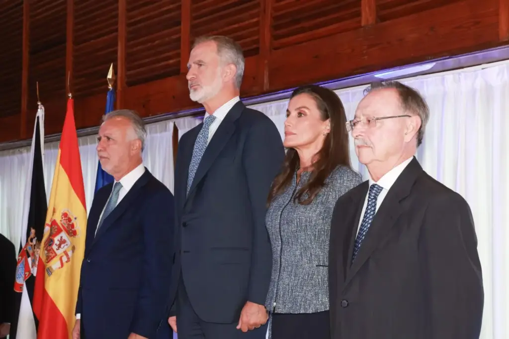 La prensa destruye a la reina Letizia tras protagonizar un inesperado tropiezo en Ceuta 1 La reina Letizia sorprende con su cercanía durante la visita a Ceuta