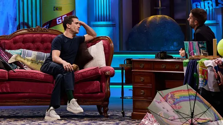 Jaime Lorente sorprende a Broncano con un regalo que pone el foco en las elecciones y el futuro de ‘La Revuelta’ 2 “Larga vida, pase lo que pase”, el mensaje para Broncano