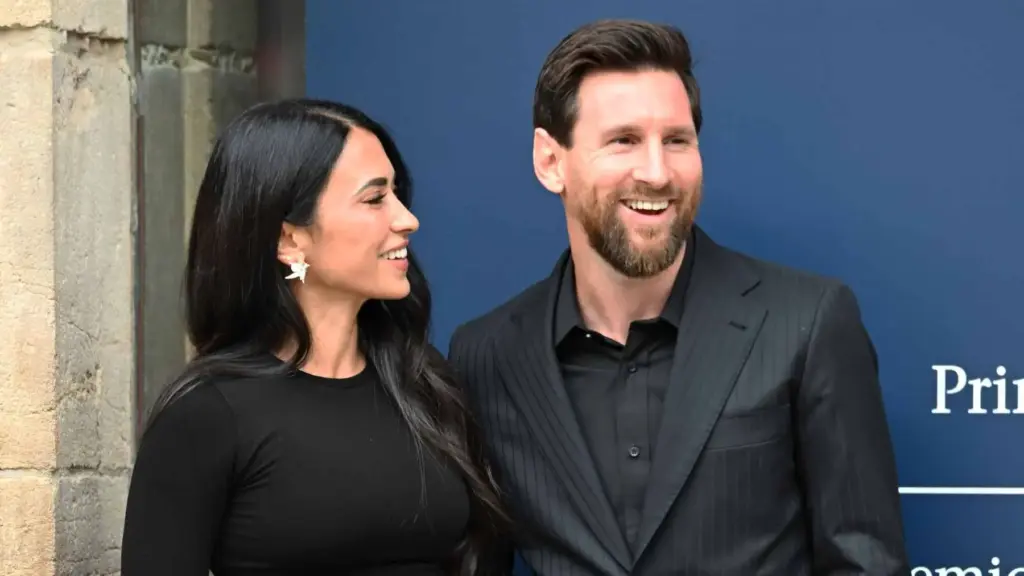 “Seguramente lo estará disfrutando”: Leo Messi se emociona al recordar a su padre antes de recibir el Premio Princesa de Asturias 2 Leo Messi llega a Asturias acompañado de Antonela Roccuzzo