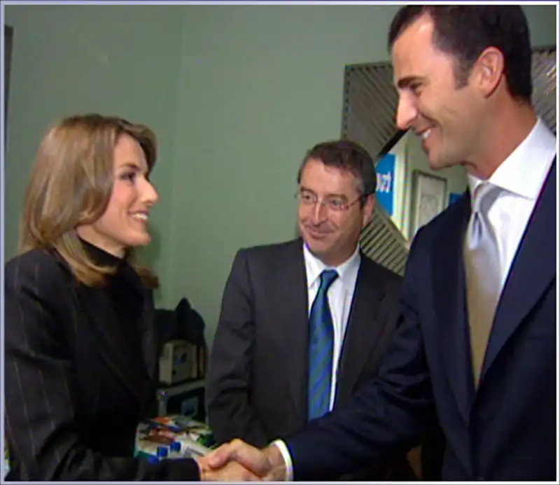 "Necesidad de disimular": Letizia y Felipe VI y el gesto de 2003 que revela lo que mantenían oculto 2 Letizia mantuvo el mentón bajo y una mirada contenida
