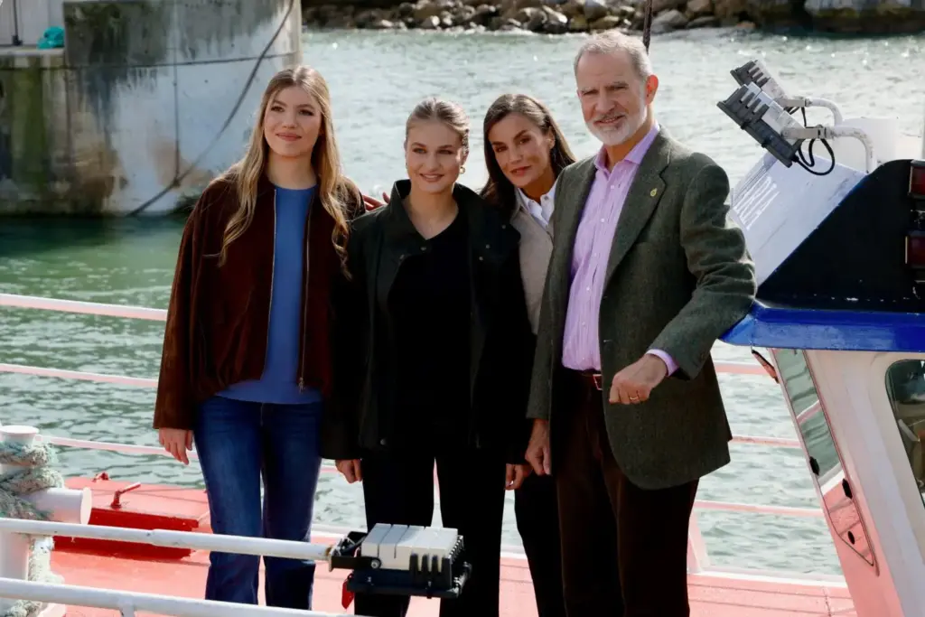 Letizia se resbala en un barco tras rechazar la ayuda de su hija y la burla de Sofía hacia su madre se hace viral 1 Letizia protagoniza un inesperado tropiezo durante la visita a Santa Ana