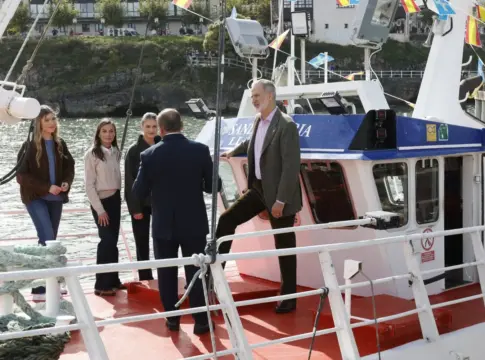 Letizia se resbala en un barco tras rechazar la ayuda de su hija y la burla de Sofía hacia su madre se hace viral - Casa de S.M el Rey Letizia se resbala en un barco tras rechazar la ayuda de su hija y la burla de Sofía hacia su madre se hace viral