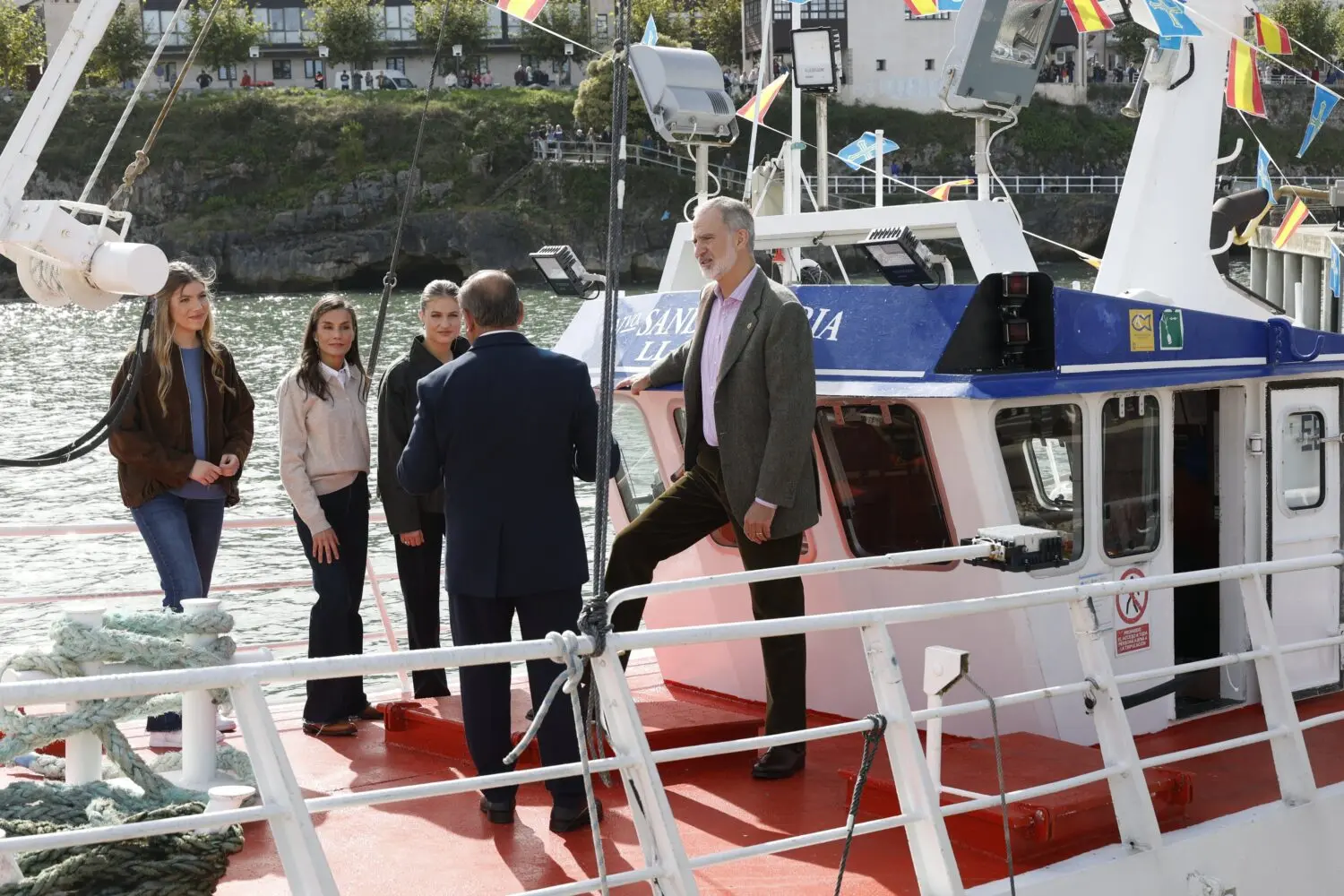 Letizia se resbala en un barco tras rechazar la ayuda de su hija y la burla de Sofía hacia su madre se hace viral - Casa de S.M el Rey Letizia se resbala en un barco tras rechazar la ayuda de su hija y la burla de Sofía hacia su madre se hace viral