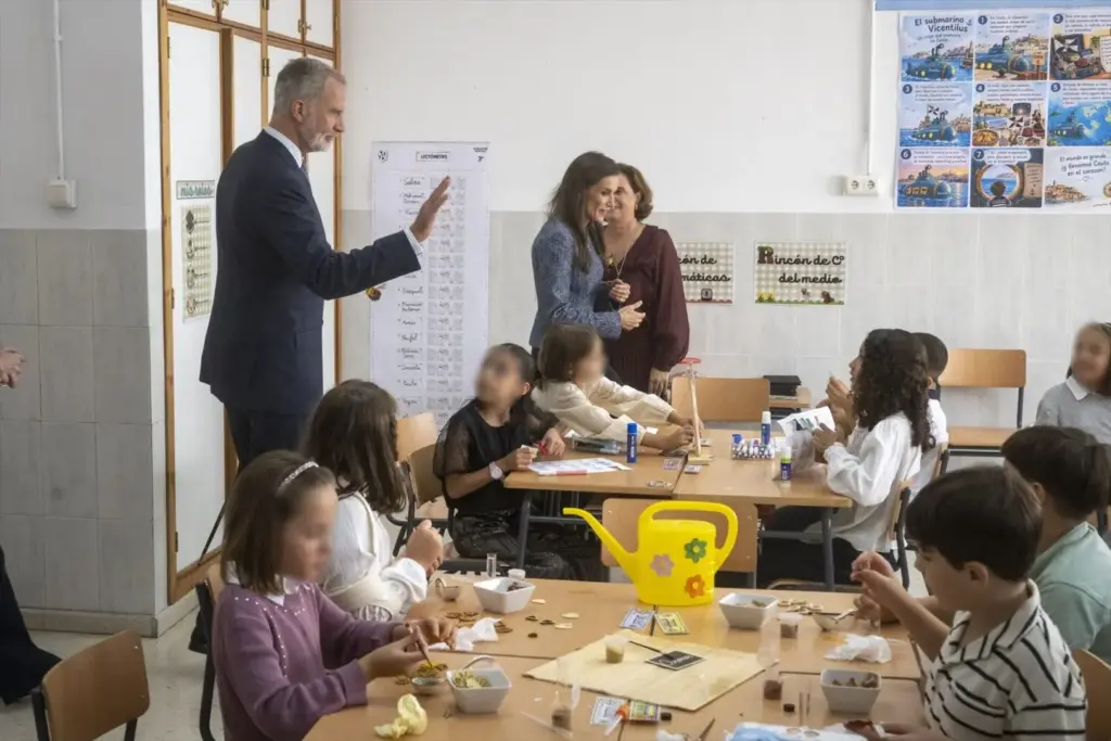 Los Reyes Felipe VI y Letizia durante una visita al Colegio de educación infantil y primaria Vicente Aleixandre, a 13 de octubre de 2026, en Ceuta