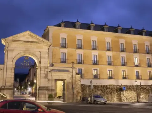 Paradores anuncia 65 euros la noche para mayores de 55, pero la letra pequeña cambia el precio según el destino Paradores anuncia 65 euros la noche para mayores de 55, pero la letra pequeña cambia el precio según el destino