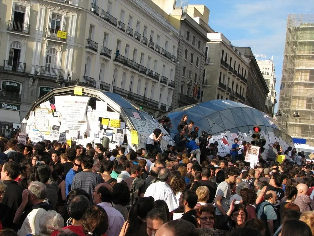 Ni la del 15M fue la primera ni la de vivienda en Sol será la última: 32 años de acampadas de protesta en España 3 Una fotografía de las protestas del movimiento 15M en la Puerta del Sol de Madrid