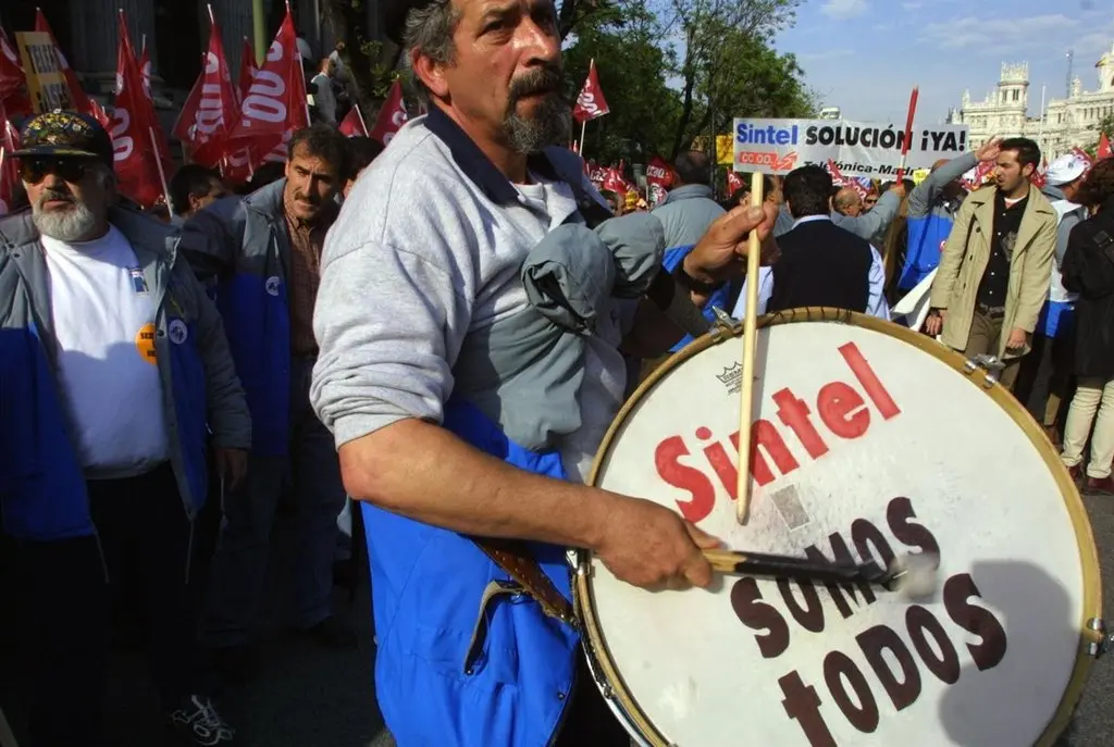Ni la del 15M fue la primera ni la de vivienda en Sol será la última: 32 años de acampadas de protesta en España 2 Manifestación de empleados de Sintel en Madrid