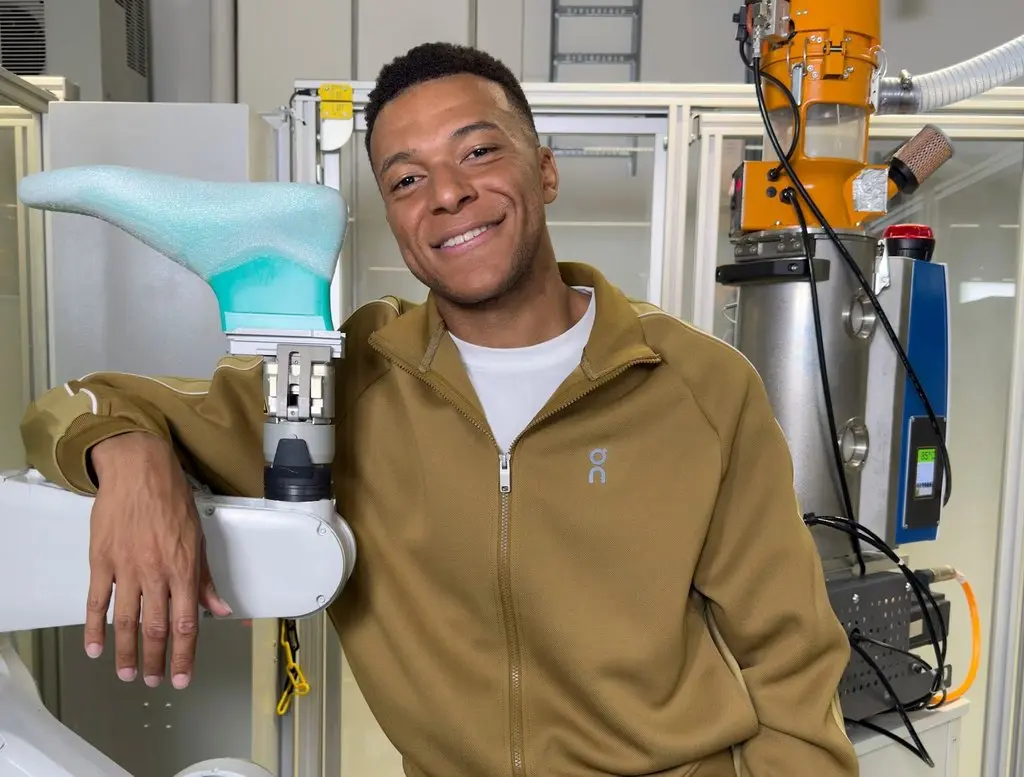 Nike toca fondo hoy por un error cometido en 2017: Mbappé, Hoka y Adidas hunden al gigante del deporte 2 Mbappe con la marca On