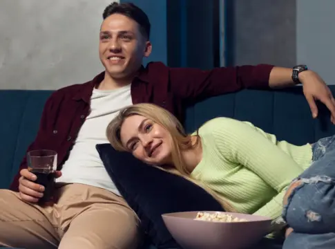 'Ricos sin dinero' arrasa en Netflix con 96 minutos de mentiras y un secreto que llega desde Arabia Saudita 'Ricos sin dinero' arrasa en Netflix con 96 minutos de mentiras y un secreto que llega desde Arabia Saudita