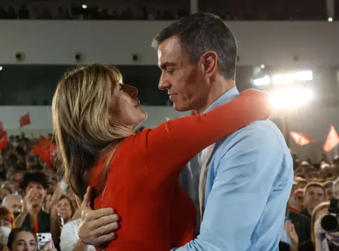 Pedro Sánchez y Begoña Gómez protagonizan una escena que ha llamado la atención de la prensa y expertos - Telecinco Pedro Sánchez y Begoña Gómez protagonizan una escena que ha llamado la atención de la prensa y expertos