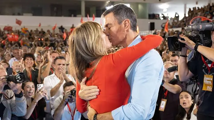 Pedro Sánchez y Begoña Gómez protagonizan una escena que ha llamado la atención de la prensa y expertos 1 Pedro Sánchez y Begoña Gómez, una declaración que va más allá de la pareja
