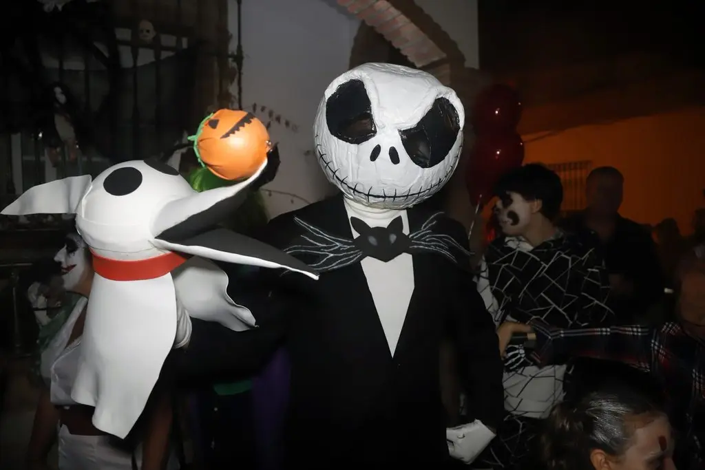 Persona disfrazada de Pesadilla antes de Navidad durante la noche de Halloween, a 31 de octubre de 2022, en Málaga