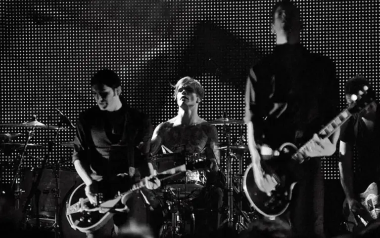 Placebo obliga a guardar los móviles en su concierto de Madrid: de vuelta a 1996