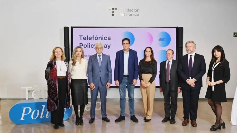 Policy Day De izquierda a derecha: Idoya Arteagabeitia, Ana Cerezo, Pablo de Carvajal, Óscar López, Isabel Salazar, Juan Ignacio Sell, Anthony Gooch y Marta Fernández