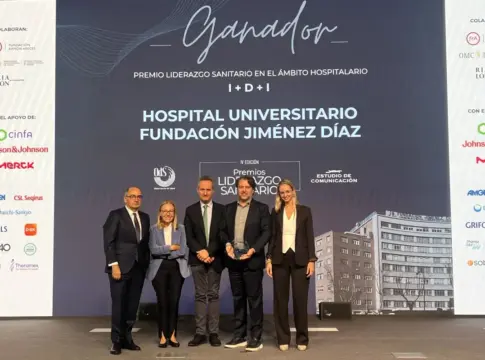 Premio Liderazgo Sanitario El doctor Arcos recoge el Premio al Liderazgo Sanitario en “I+D+i” a la FJD, junto a los doctores Ayuso y García-Foncillas