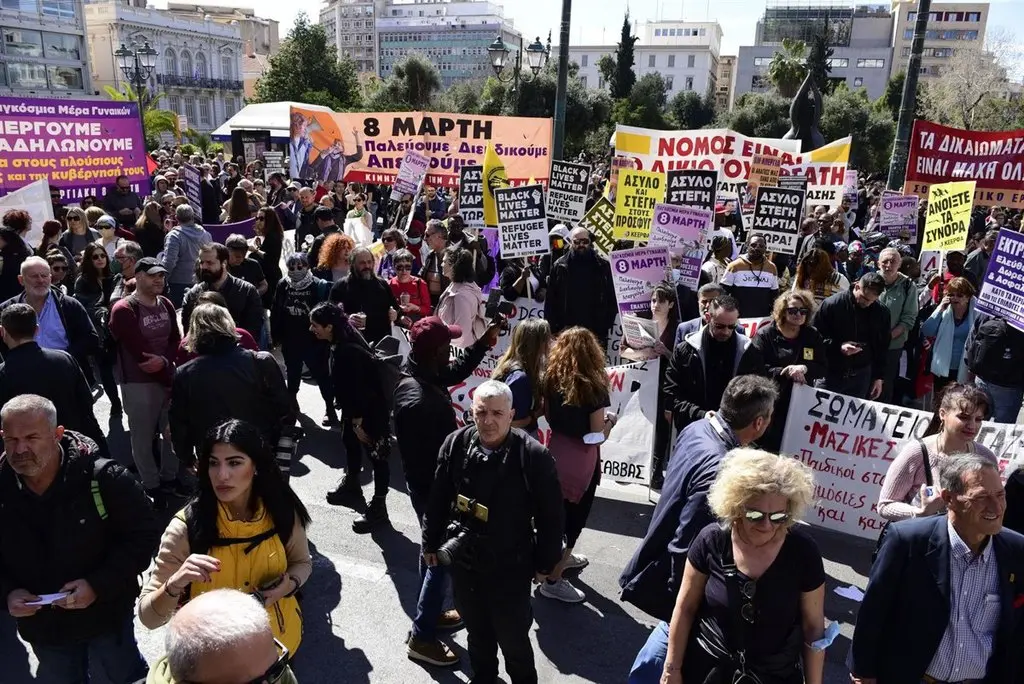 Un accidente de tren en Tempi (Grecia) en 2023 anticipó el de Urda: error humano, señalización que no funcionaba y protestas masivas 1 Protestas por el accidente de tren de Tempi en Grecia