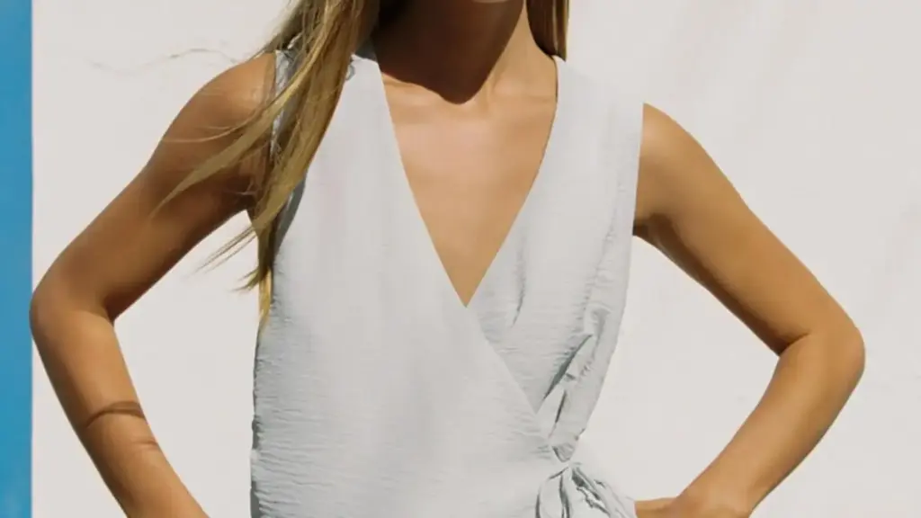 Zara vende por menos de 10 euros la camisa viral de TikTok para esta temporada 1 Zara apuesta por una camisa de 9,99 euros que combina elegancia y sencillez