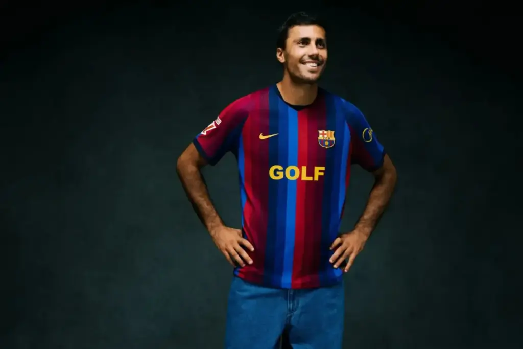 Hasta 3.000 euros por una camiseta del Barça: Spotify y Nike revientan el negocio del Clásico 2 Rodri con la camiseta especial de Golf Wang del Barça para El Clásico