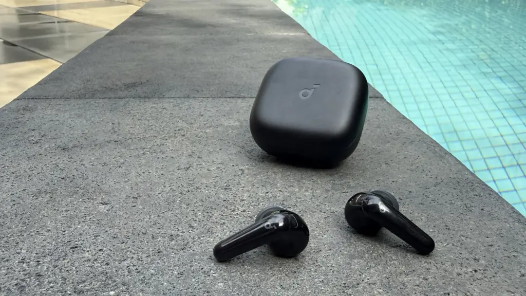 Amazon tiene unos auriculares con IA, cancelación de ruido y traducen más de 100 idiomas por menos de 30 euros 2 Sonido de alta resolución y llamadas más claras con seis micrófonos