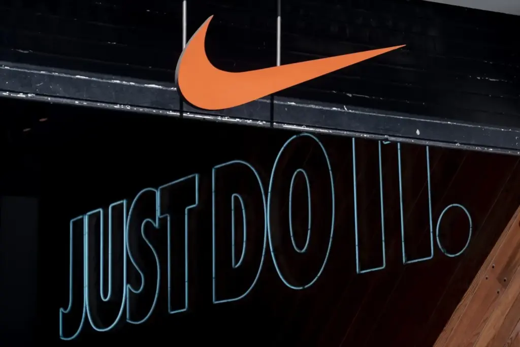 Nike toca fondo hoy por un error cometido en 2017: Mbappé, Hoka y Adidas hunden al gigante del deporte 1 Un cartel de una tienda Nike, a 5 de marzo de 2022, en Madrid