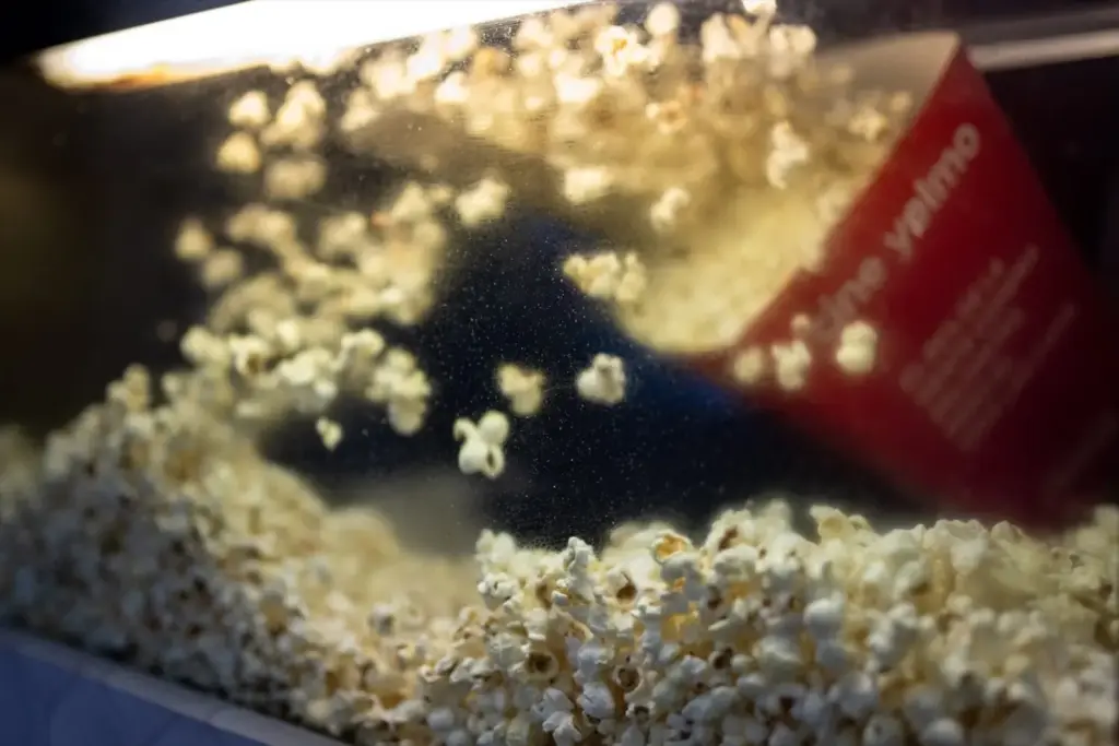 Quién paga la Fiesta del Cine: el pacto entre salas y distribuidoras para no perder dinero 2 Un empleado de Yelmo Cines prepara un cubo de palomitas en la Fiesta del Cine