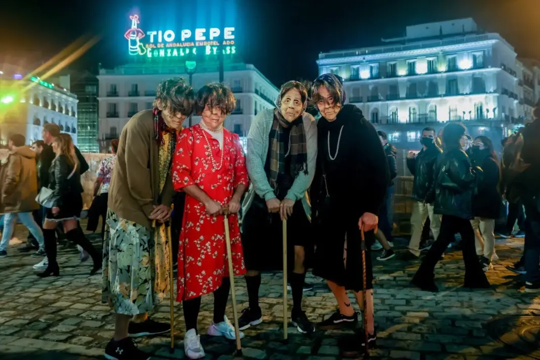 Unas personas disfrazadas de ancianas durante la noche de Halloween, a 31 de octubre de 2022, en Madrid Unas personas disfrazadas de ancianas durante la noche de Halloween, a 31 de octubre de 2022, en Madrid