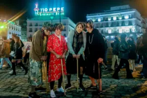 Unas personas disfrazadas de ancianas durante la noche de Halloween, a 31 de octubre de 2022, en Madrid