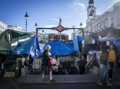 Uno de los accesos a la esstación de Metro de Sol con la acampada alrededor Uno de los accesos a la esstación de Metro de Sol con la acampada alrededor