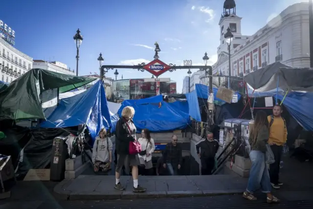 La acampada de Sol genera otro conflicto entre Comunidad de Madrid y Gobierno con Metro y Renfe como armas arrojadizas