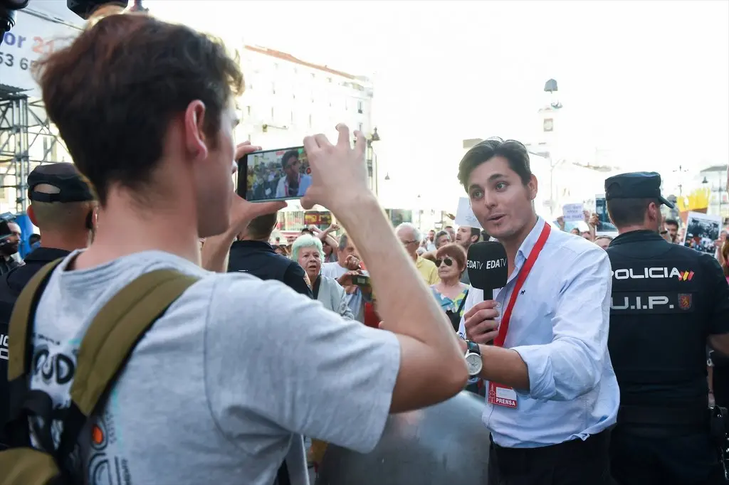 Pasado y escándalos de Vito Quiles, el agitador acomodado con raíces inmigrantes y órdenes de alejamiento que llama a "aniquilar" a la izquierda 1 Varios manifestantes se enfrentan al periodista Vito Quiles durante la concentracion en Madrid contra Milei a 21 de junio de 2024 en Madrid