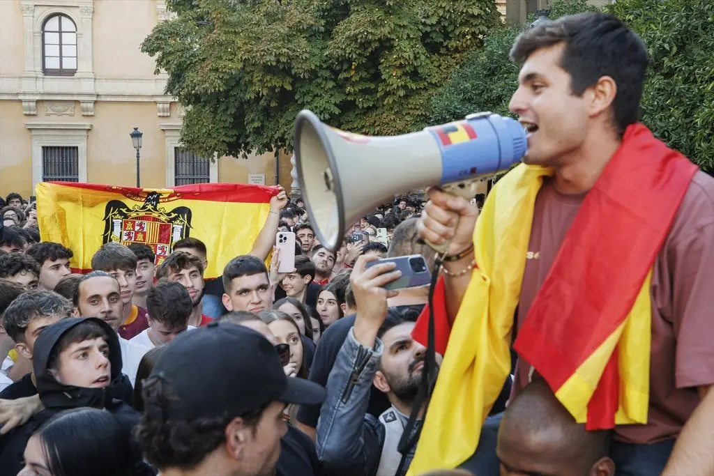Pasado y escándalos de Vito Quiles, el agitador acomodado con raíces inmigrantes y órdenes de alejamiento que llama a "aniquilar" a la izquierda 2 Vito Quiles con un megáfono en el acto 'España combativa' convocado en la Facultad de Derecho de la Universidad de Granada